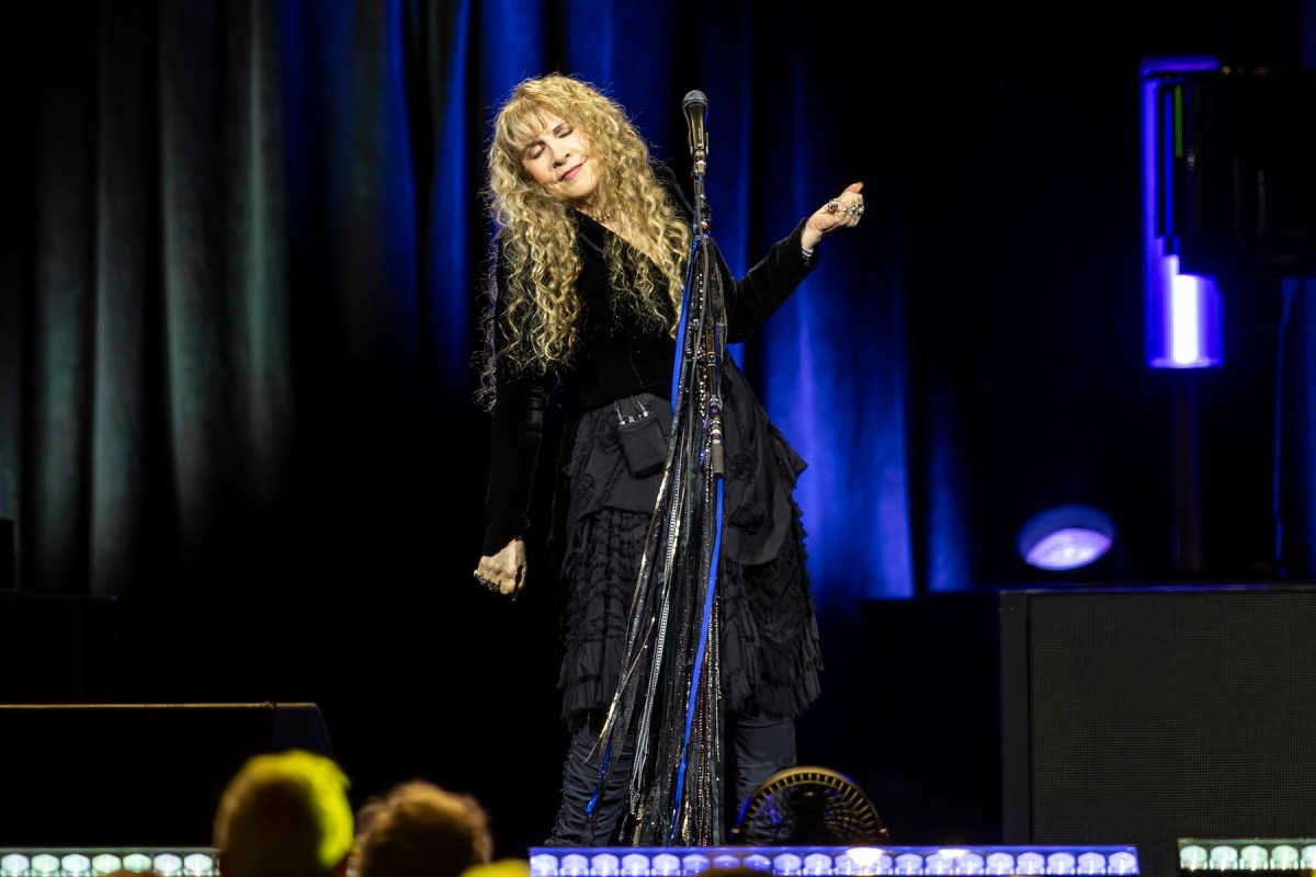 Review: Stevie Nicks covers 15,000 Tampa fans in gold dust